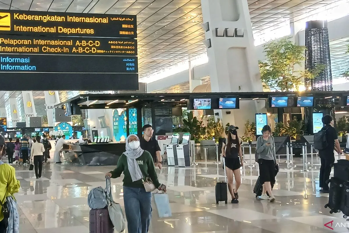 Erupsi Gunung Anak Krakatau Ganggu Operasional Sejumlah Bandara