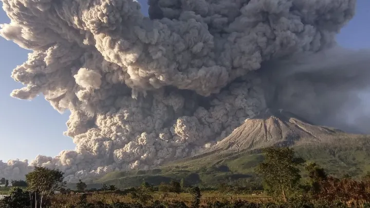 Gunung Sinabung Erupsi, Kolom Abu Mencapai 3.500 Meter
