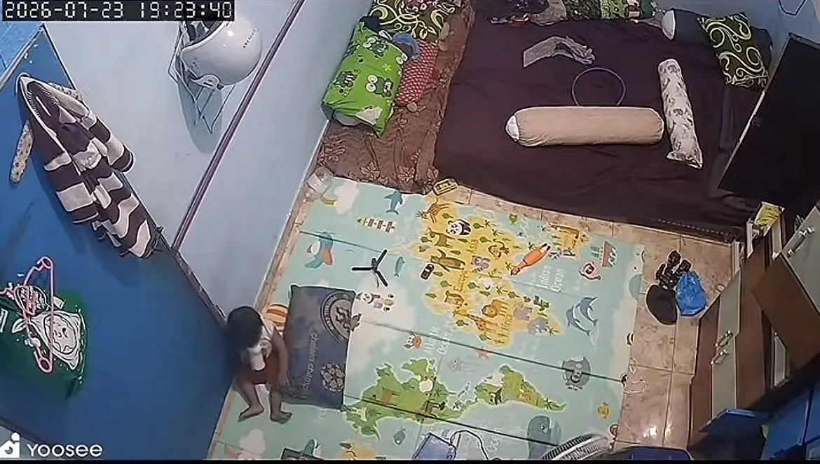 Viral Kisah Haru Balita 1 Tahun Ditinggal Sendirian di Kamar, Dipantau Ayah Lewat CCTV saat Ngojol